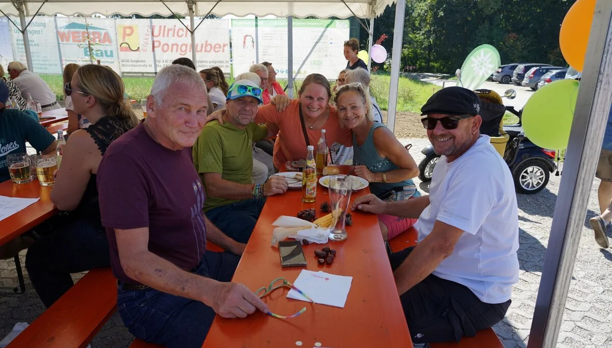 © (DAV Gangkofen) links Markus Prechtl, der Vorbesitzer des Turms