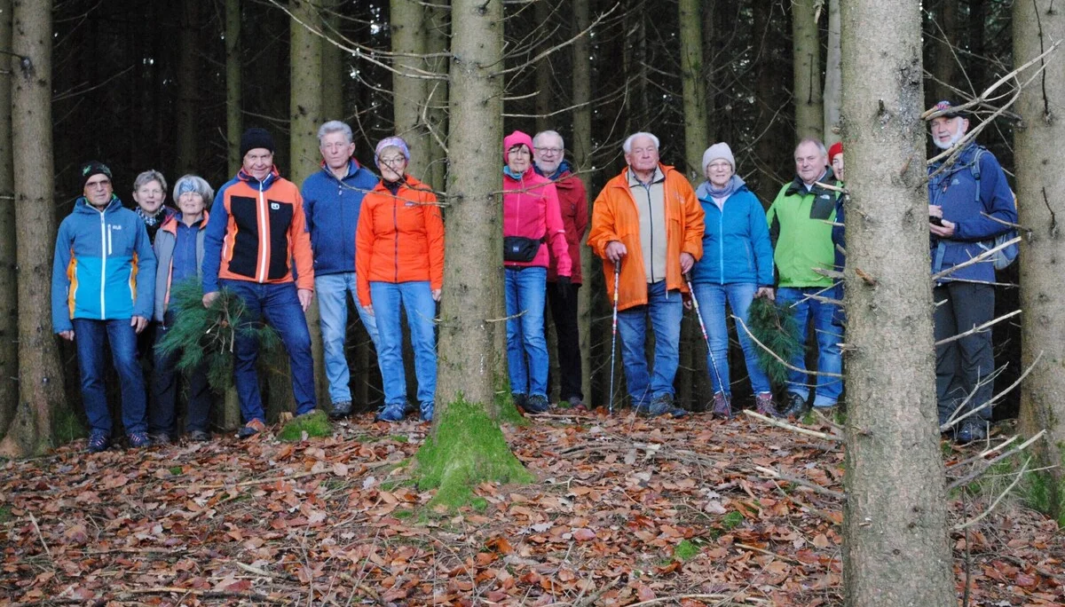 © (DAV Gangkofen) Wanderer auf einem circa 6 m hohen Grabhügel