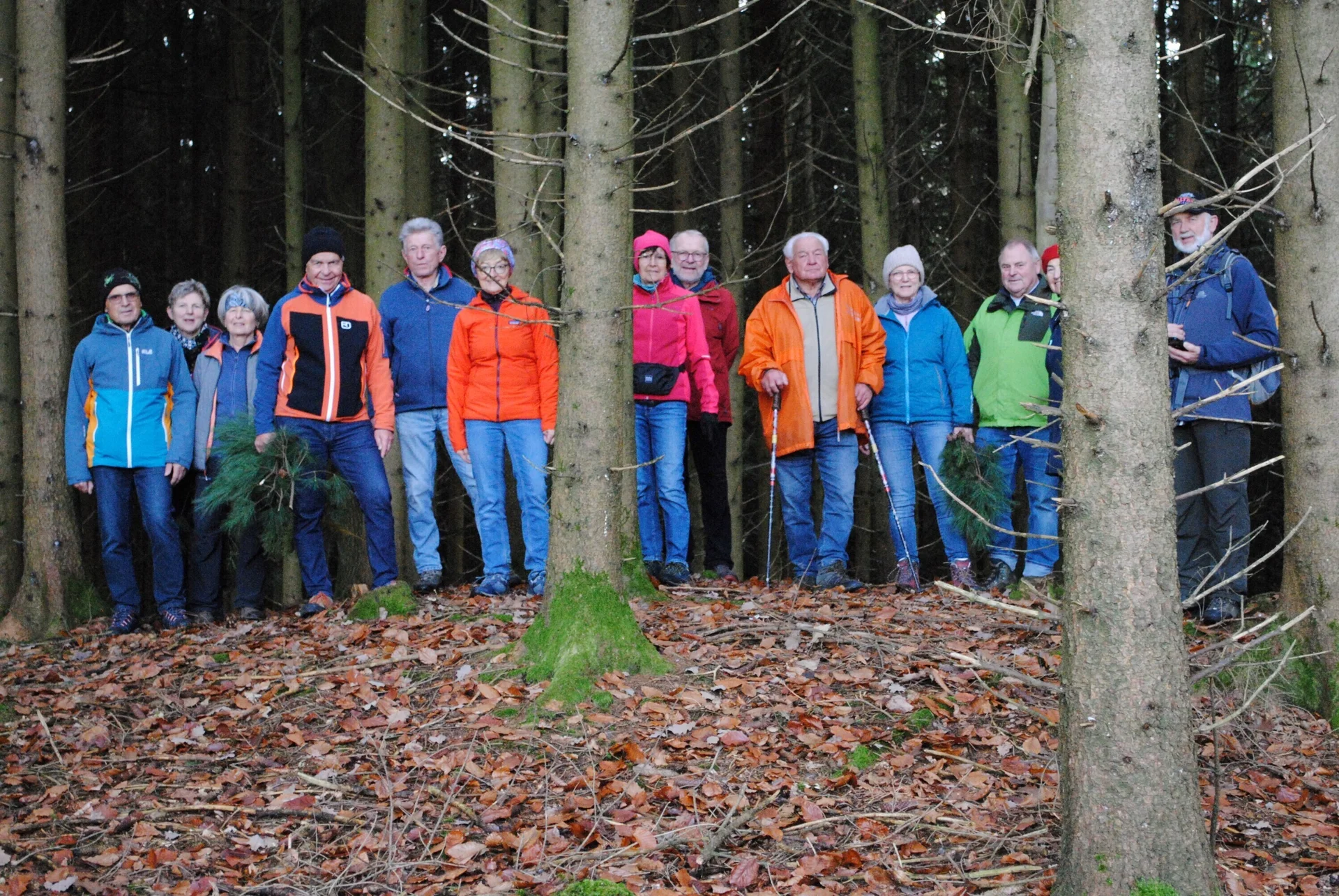 © (DAV Gangkofen) Wanderer auf einem circa 6 m hohen Grabhügel