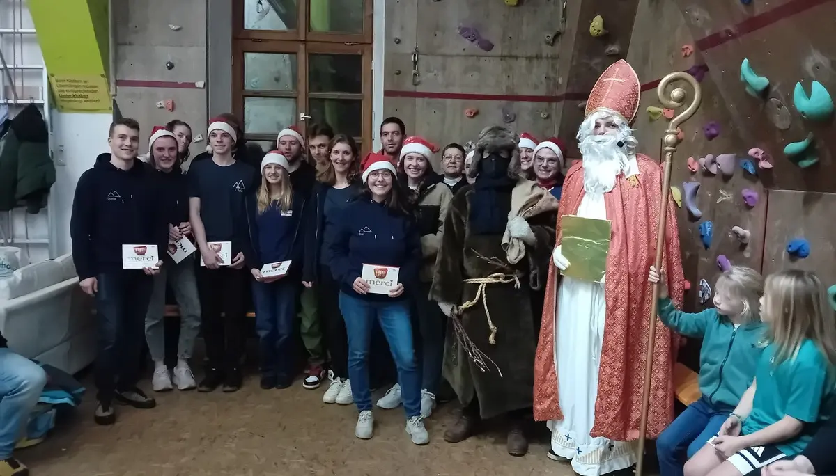 © (DAV Gangkofen) Auch die Helfer werden vom Nikolaus beschenkt