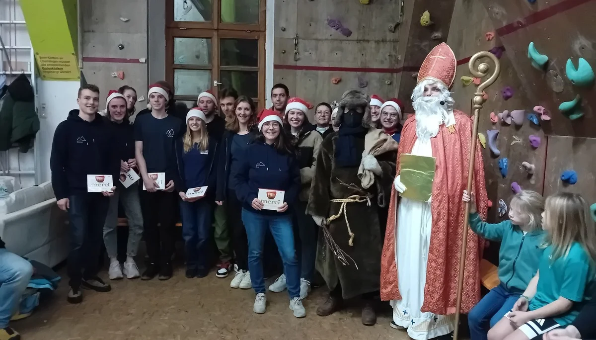 © (DAV Gangkofen) Auch die Helfer werden vom Nikolaus beschenkt