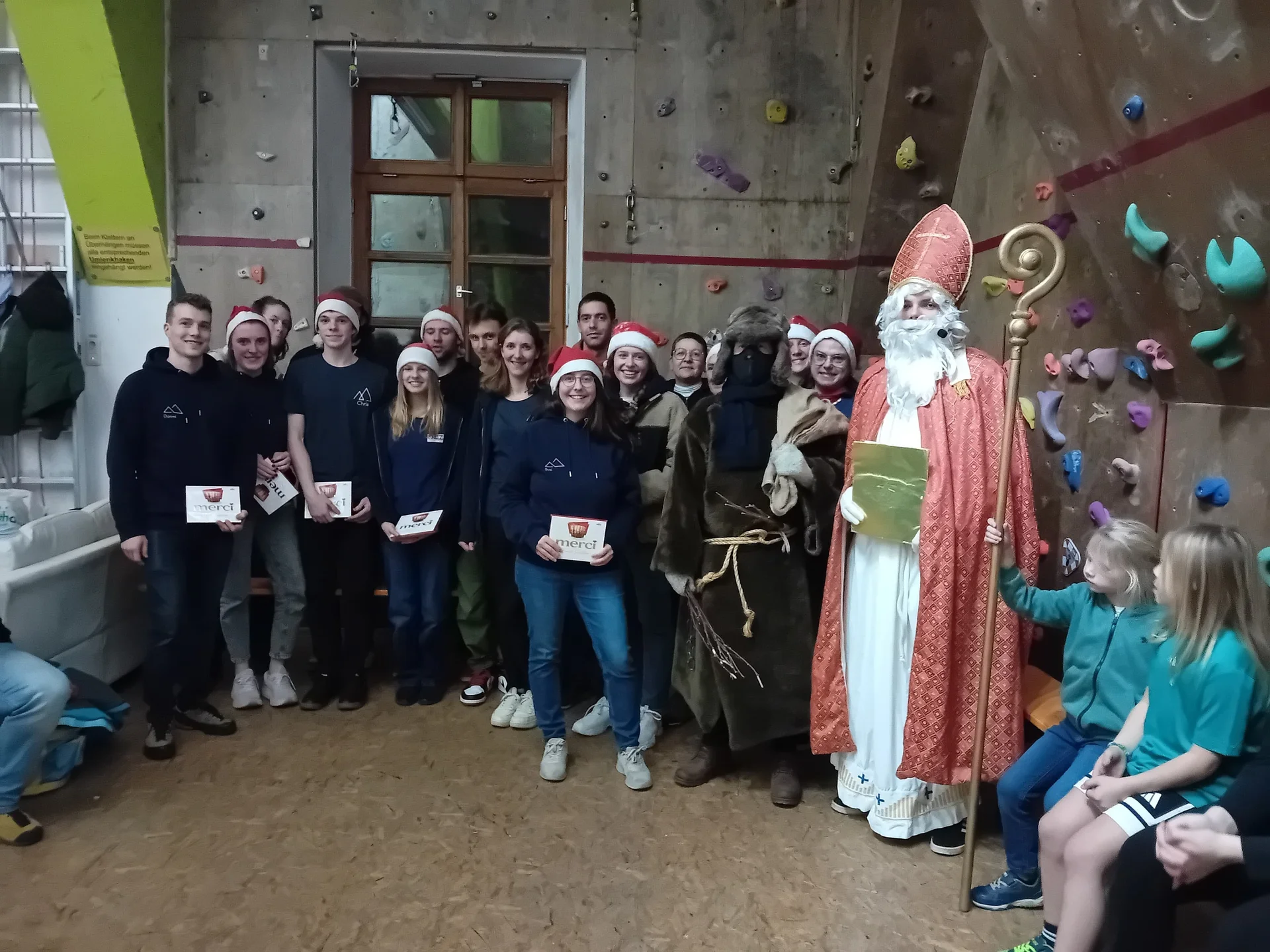 © (DAV Gangkofen) Auch die Helfer werden vom Nikolaus beschenkt