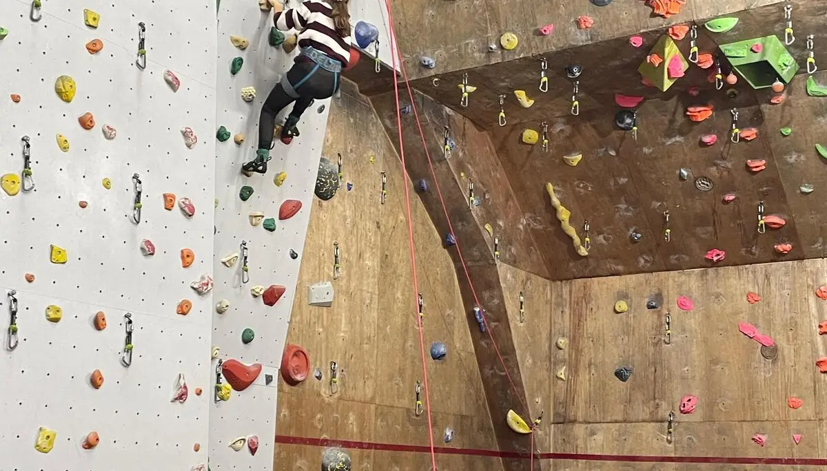 © (DAV Gangkofen)  Einen Fragebogen beantworten, bei dem die Fragen erst von der Wand geholt werden mussten