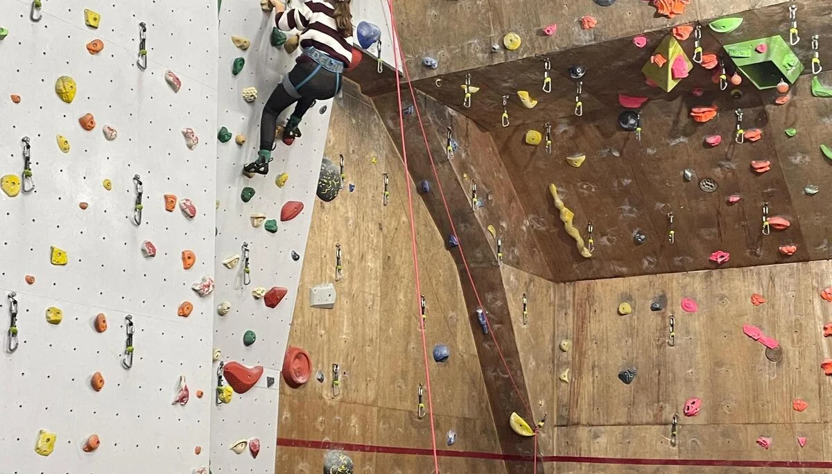 © (DAV Gangkofen)  Einen Fragebogen beantworten, bei dem die Fragen erst von der Wand geholt werden mussten