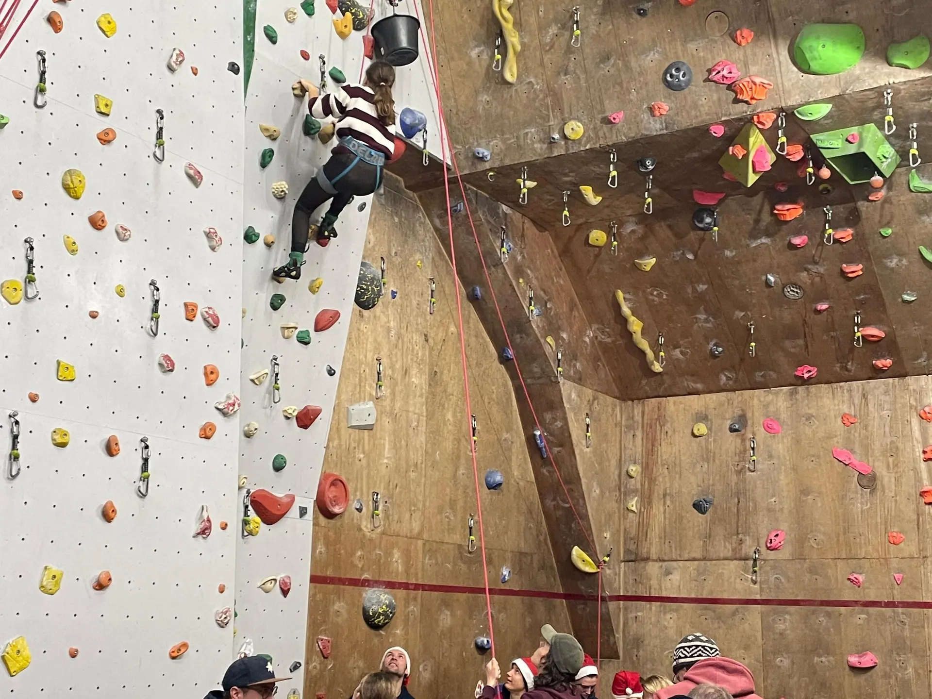 © (DAV Gangkofen)  Einen Fragebogen beantworten, bei dem die Fragen erst von der Wand geholt werden mussten