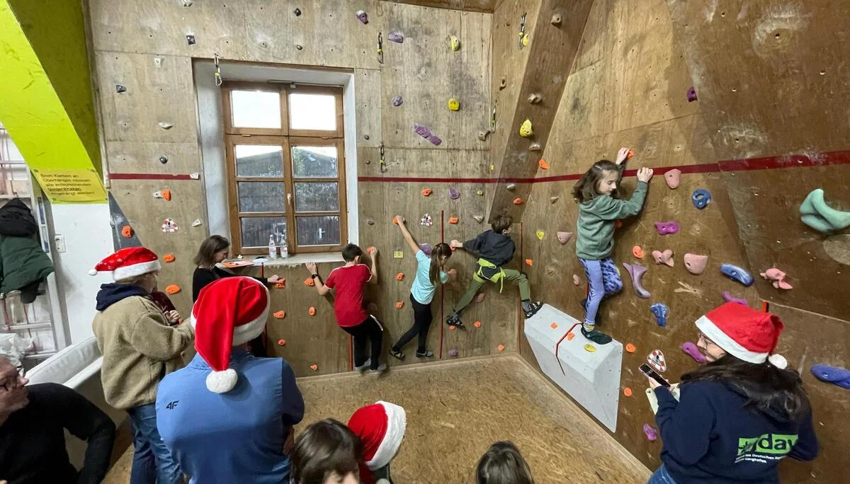 © (DAV Gangkofen) Stille Post an einem Querboulder