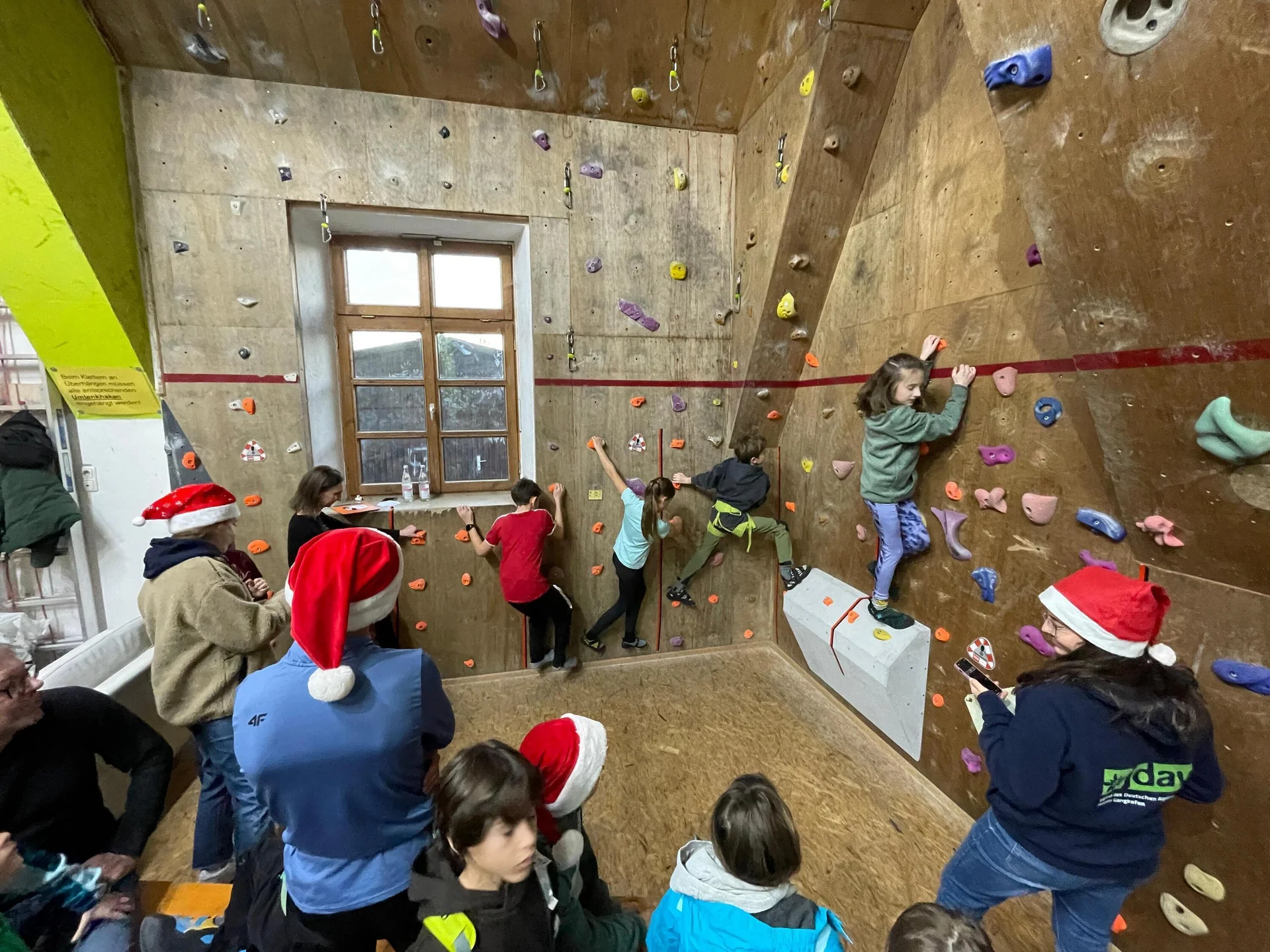 © (DAV Gangkofen) Stille Post an einem Querboulder