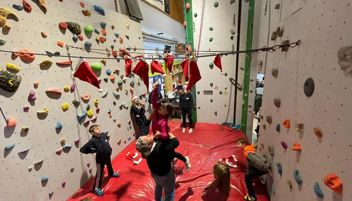 © (DAV Gangkofen) Nikolausmützen ziehen