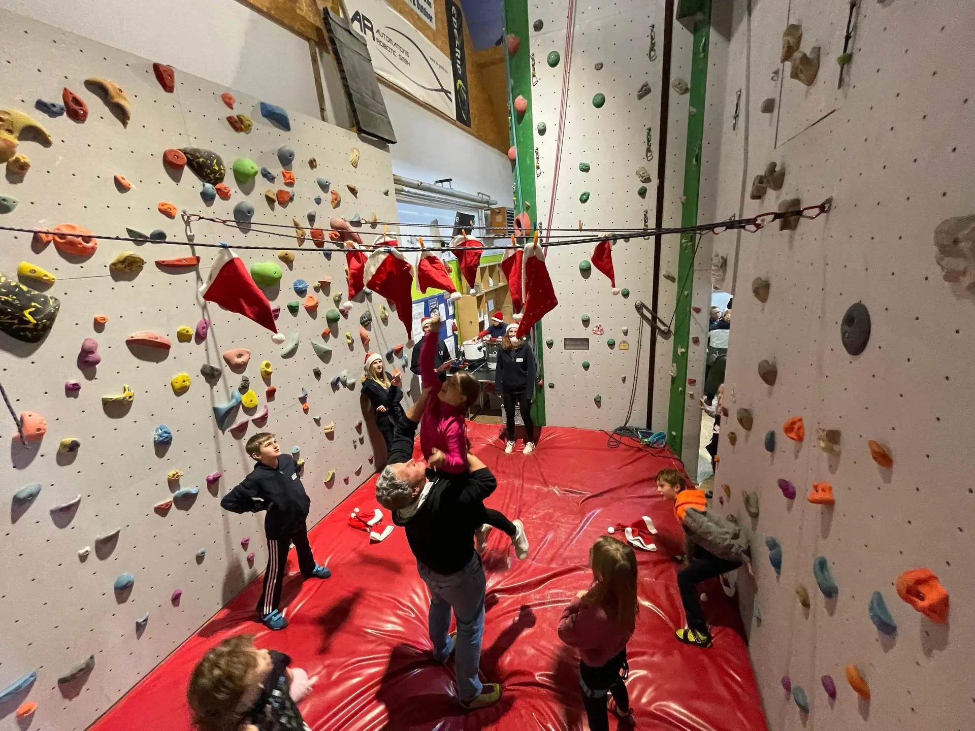 © (DAV Gangkofen) Nikolausmützen ziehen