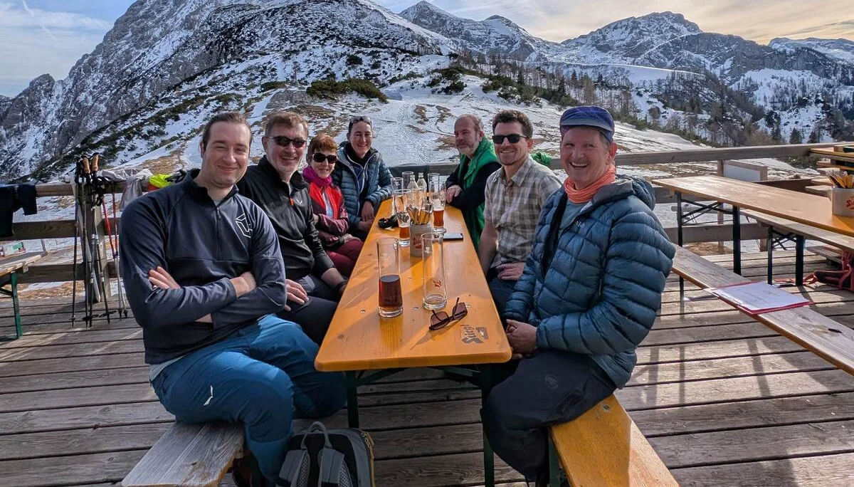 © (DAV Gangkofen) Einkehr im Stahlhaus mit Blick auf den Schneibstein