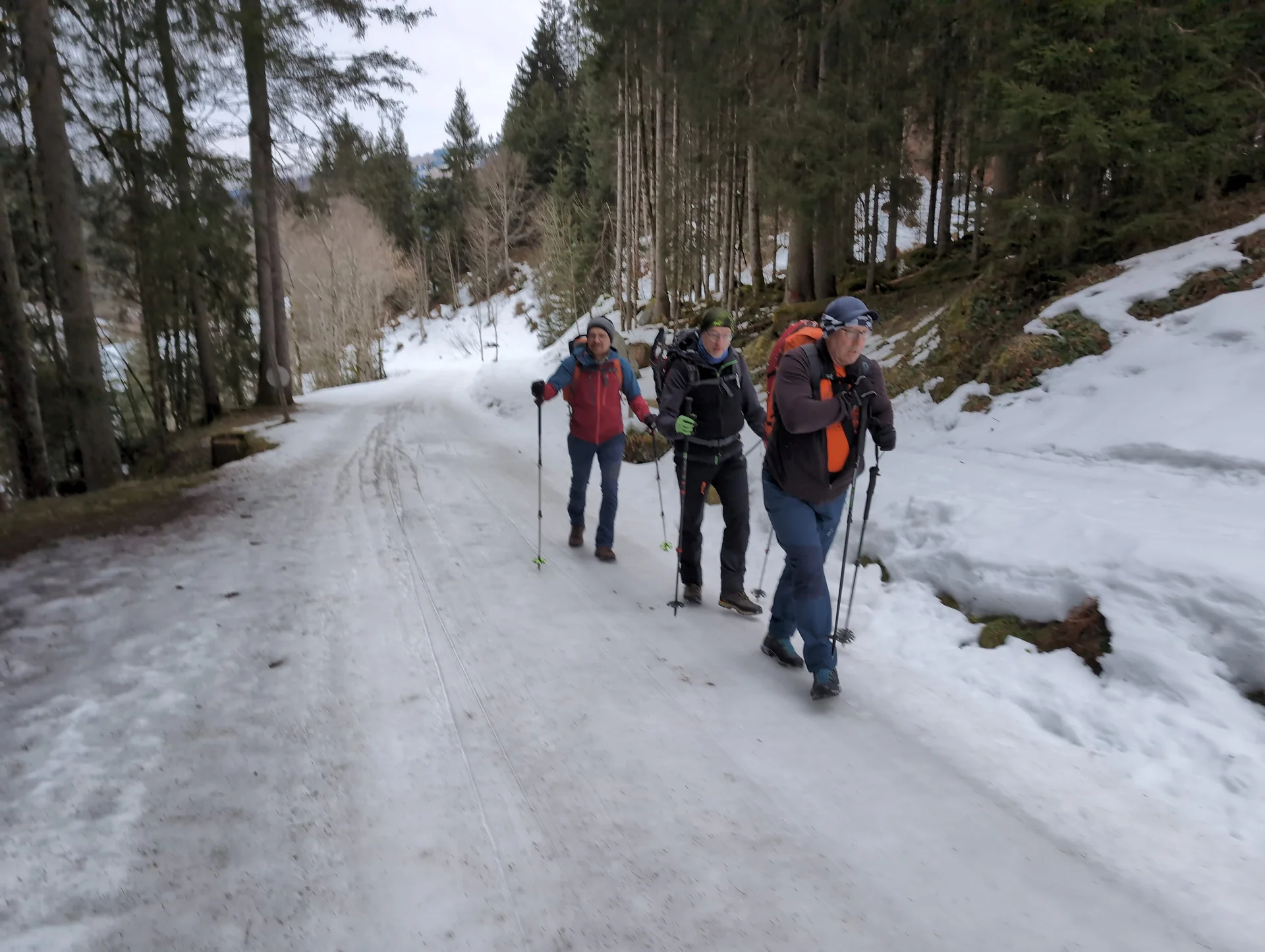 © (Martin Götz) Langer Zustieg auf Fahrweg