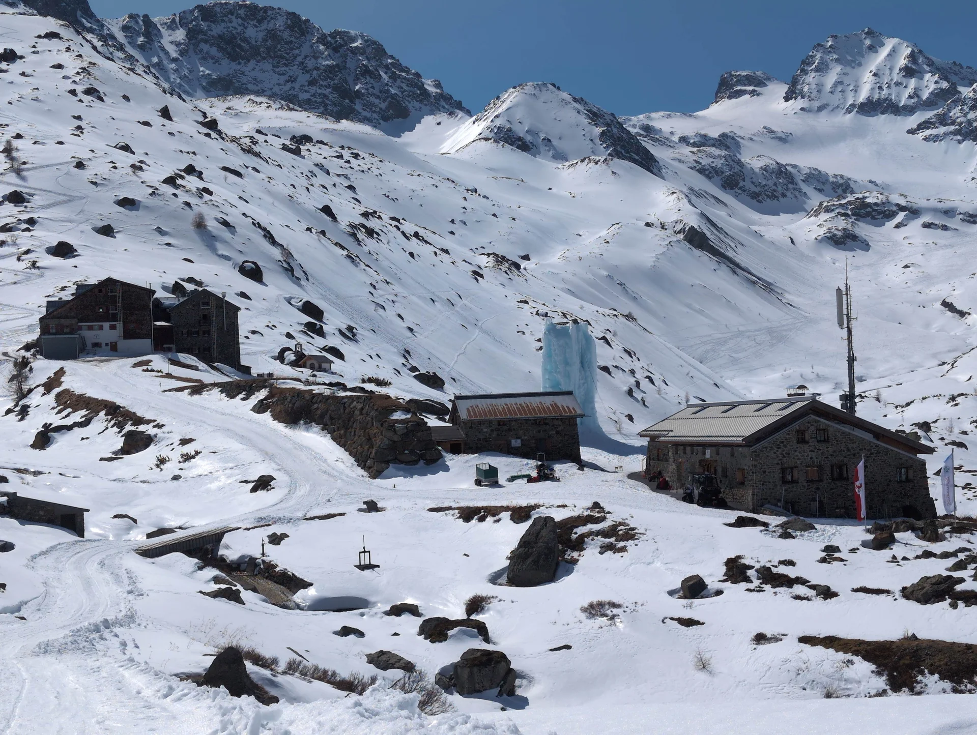© (Martin Götz) Blick auf Jamtalhütte (vorne rechts die Hütte der Bergrettung)