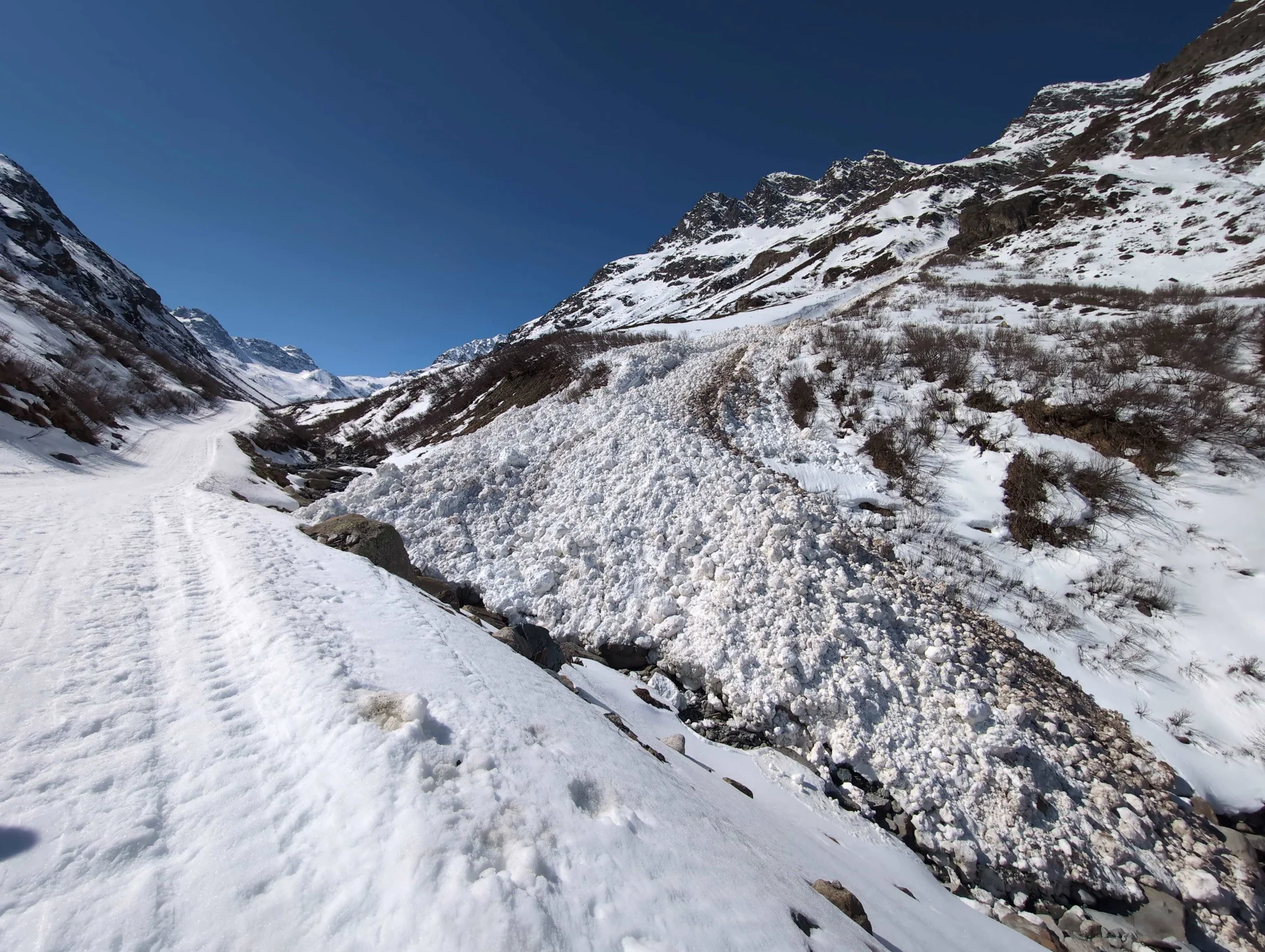 © (Martin Götz) Umleitung des Aufstiegswegs wegen Lawinenabgang