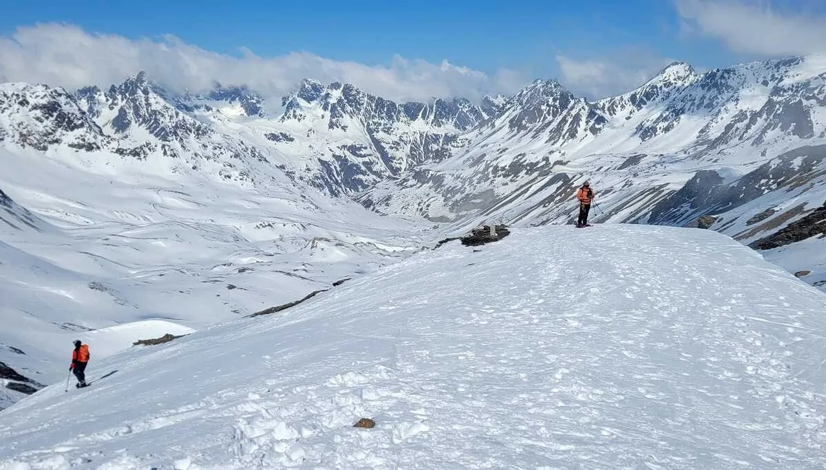 © (Martin Götz) Abstieg links – rechts am Grat geht es weiter zur Rundtour via Krone