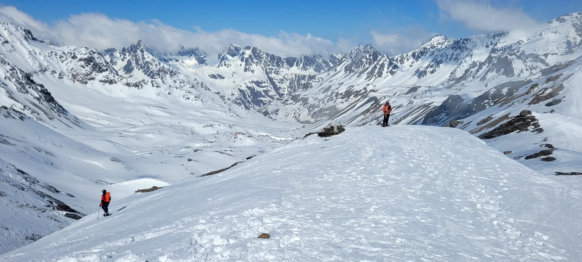 © (Martin Götz) Abstieg links – rechts am Grat geht es weiter zur Rundtour via Krone