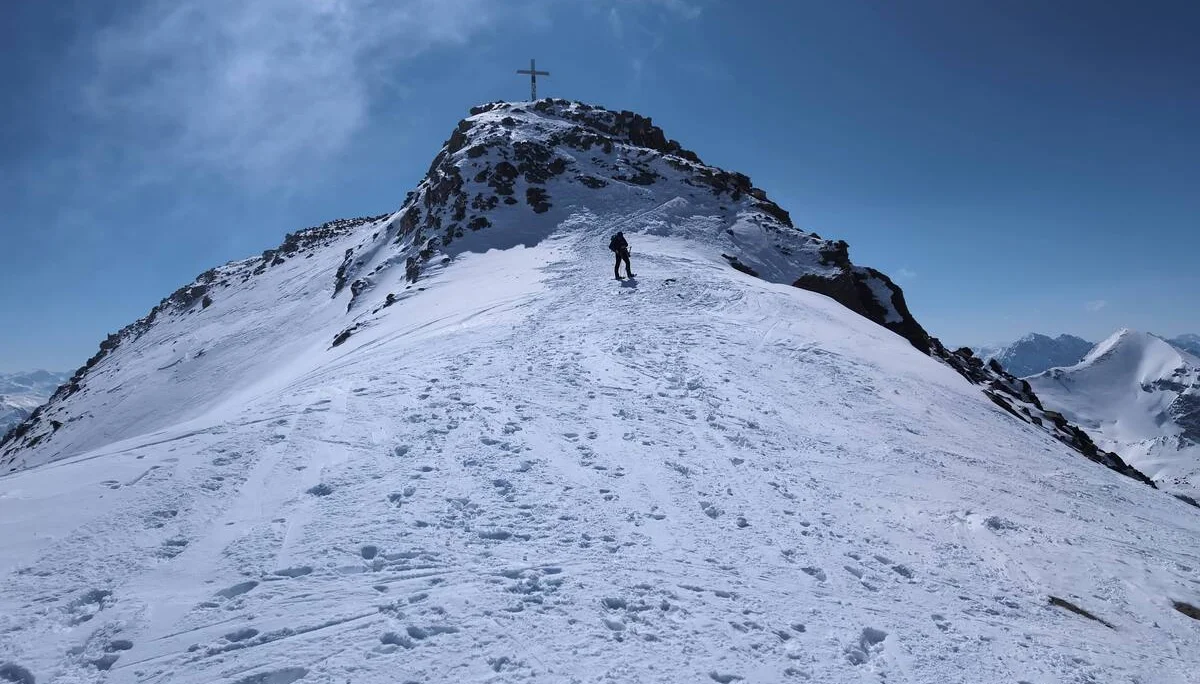 © (Martin Götz) Abstieg vom felsigen Gipfelaufbau