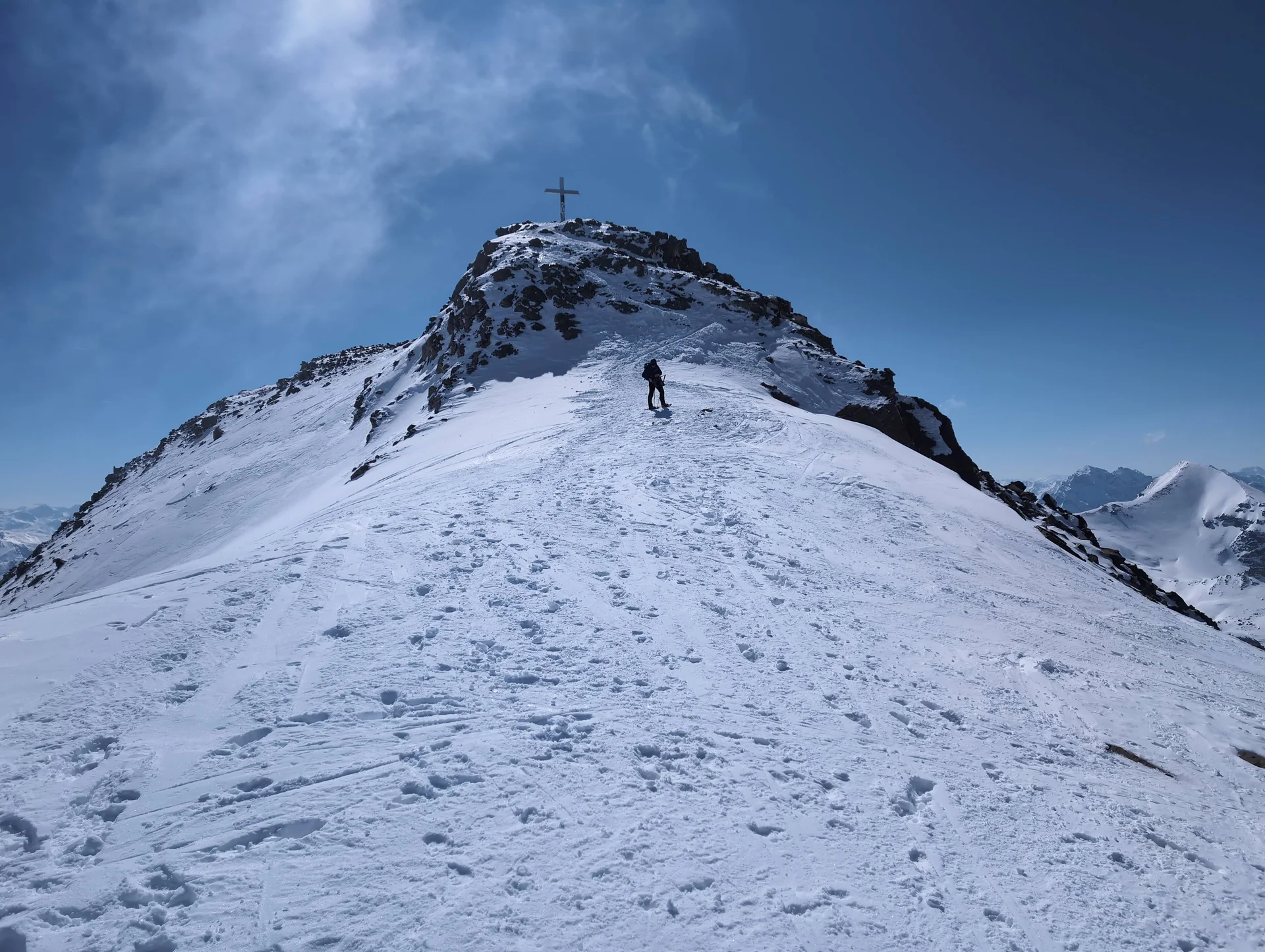 © (Martin Götz) Abstieg vom felsigen Gipfelaufbau