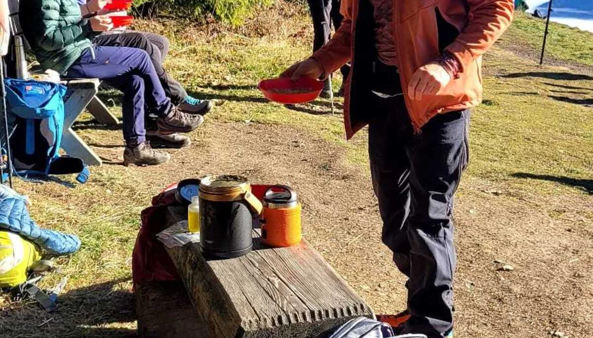 Bergwanderung Teisenberg | © DAV Gangkofen/Martin Schnellberger - Warme Kartoffelsuppe für alle bei der Gipfelrast