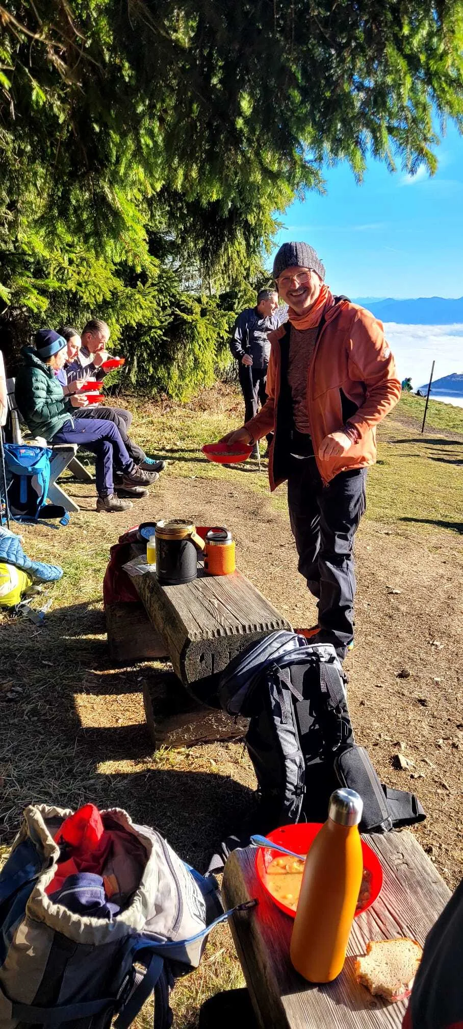 Bergwanderung Teisenberg | © DAV Gangkofen/Martin Schnellberger - Warme Kartoffelsuppe für alle bei der Gipfelrast