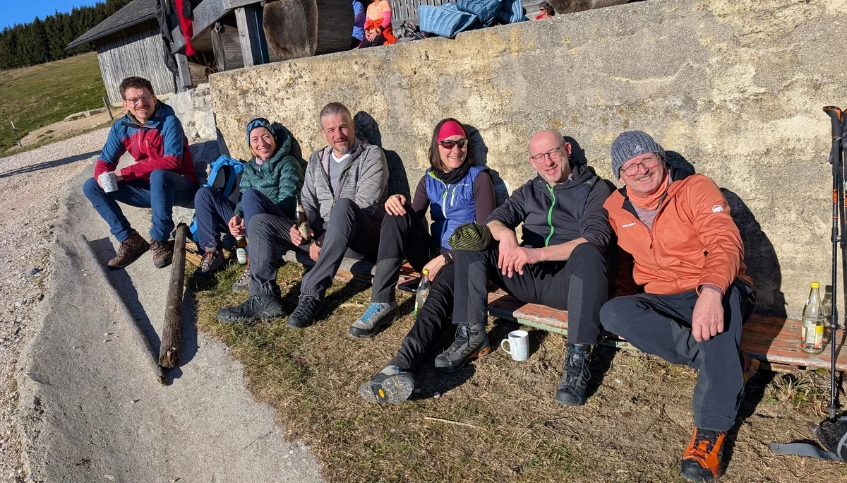 Bergwanderung Teisenberg | © DAV Gangkofen/Martin Götz - Trinkpause am geöffneten Winterraum der Stoißer Alm
