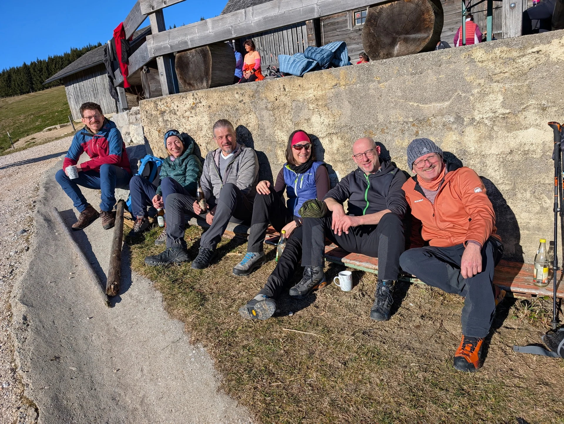 Bergwanderung Teisenberg | © DAV Gangkofen/Martin Götz - Trinkpause am geöffneten Winterraum der Stoißer Alm