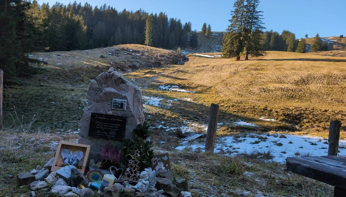 Bergwanderung Teisenberg | © DAV Gangkofen/Martin Götz - Gedenktafel für Lawinenopfer im Jahr 2019