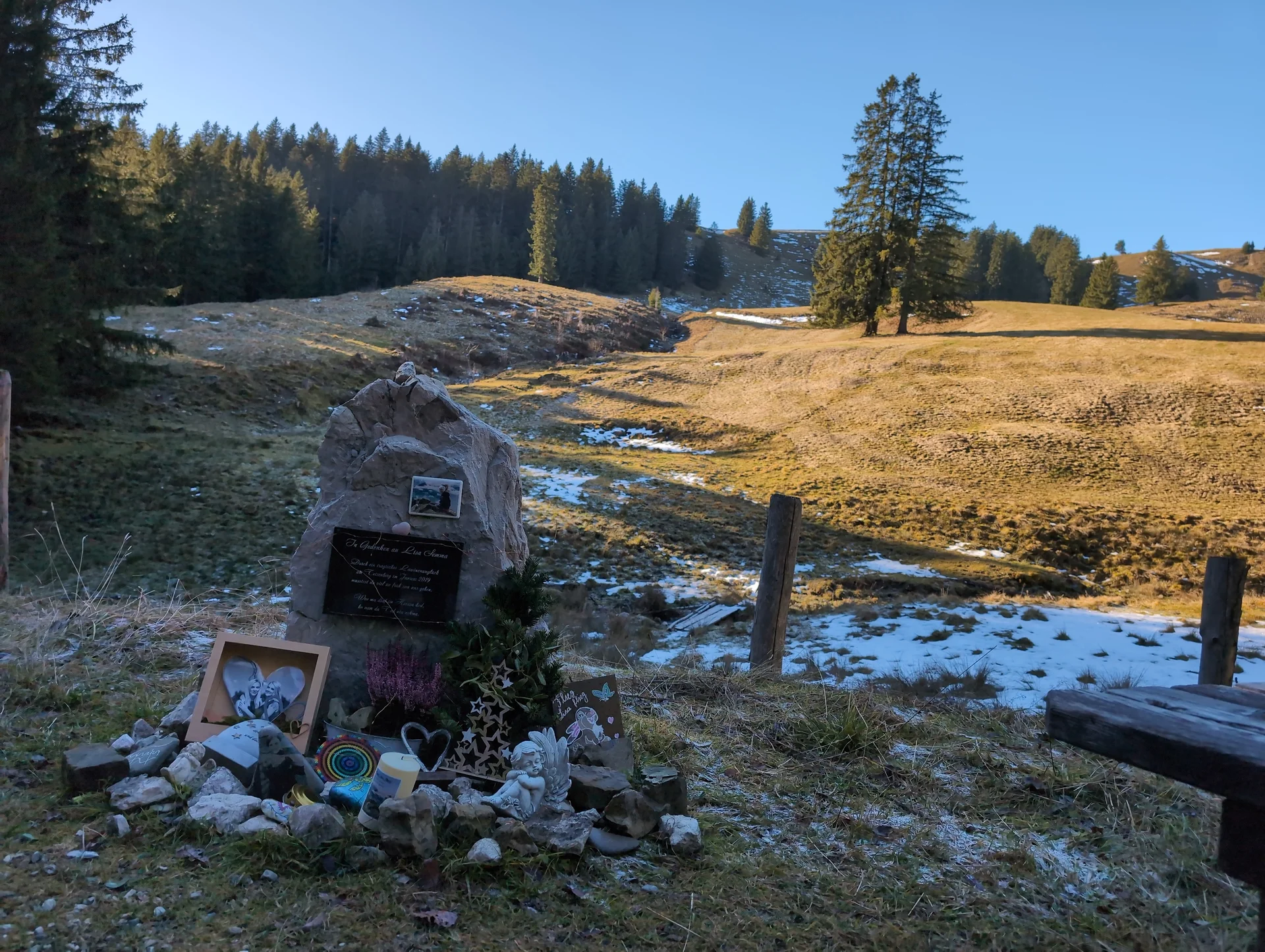 Bergwanderung Teisenberg | © DAV Gangkofen/Martin Götz - Gedenktafel für Lawinenopfer im Jahr 2019