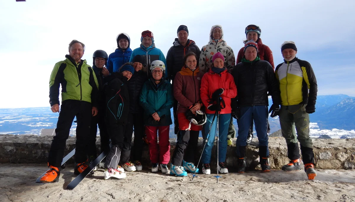 © (DAV-Gangkofen) alle Teilnehmer in der Hochfellenkapelle