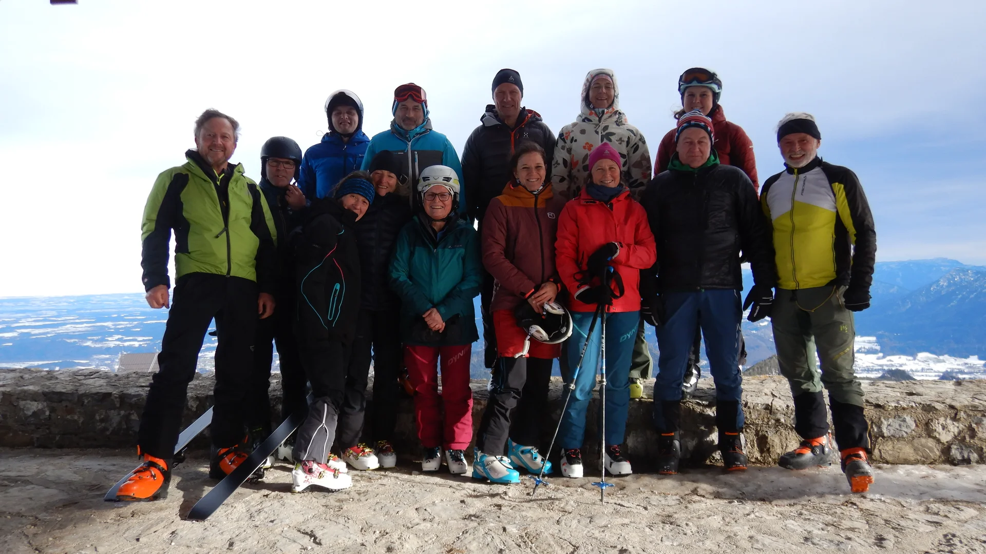 © (DAV-Gangkofen) alle Teilnehmer in der Hochfellenkapelle