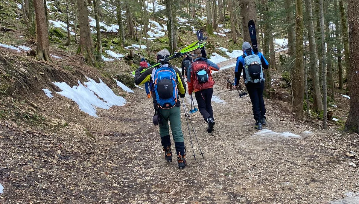 © (DAV-Gangkofen) zuerst war 1/4h Ski tragen angesagt