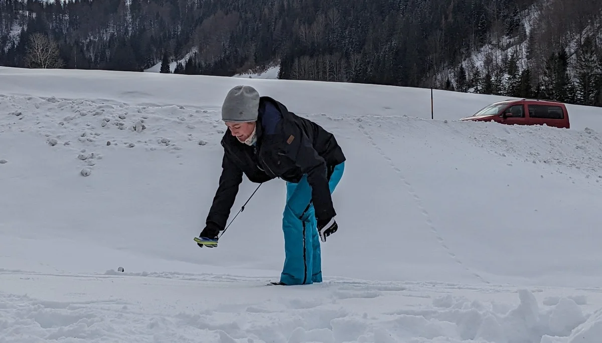 © (DAV Gangkofen) Lisa bei der Feinsuche