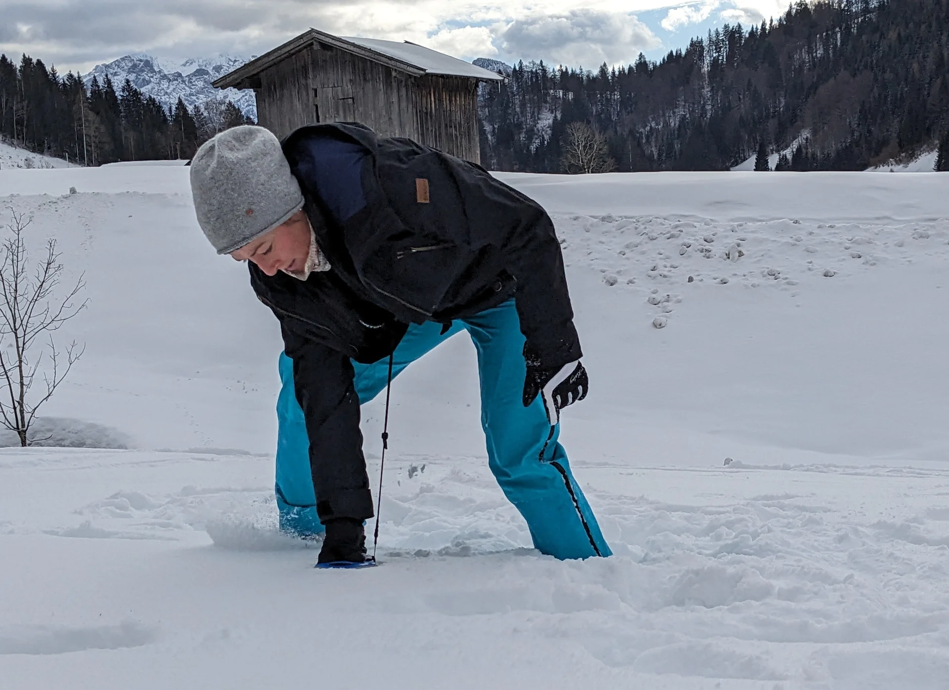 © (DAV Gangkofen) Lisa bei der Feinsuche