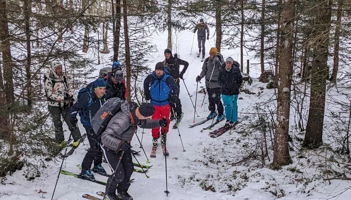 © (DAV Gangkofen) Michael erklärt das Gehen mit Fellen