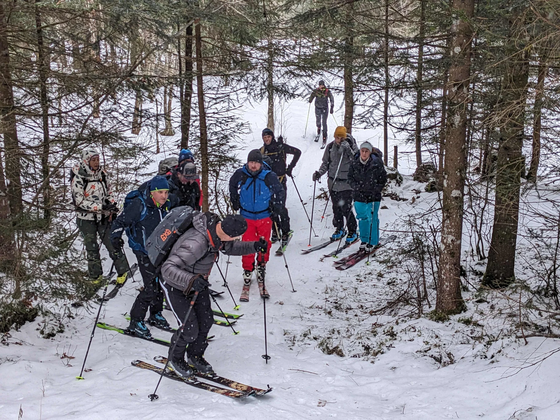 © (DAV Gangkofen) Michael erklärt das Gehen mit Fellen