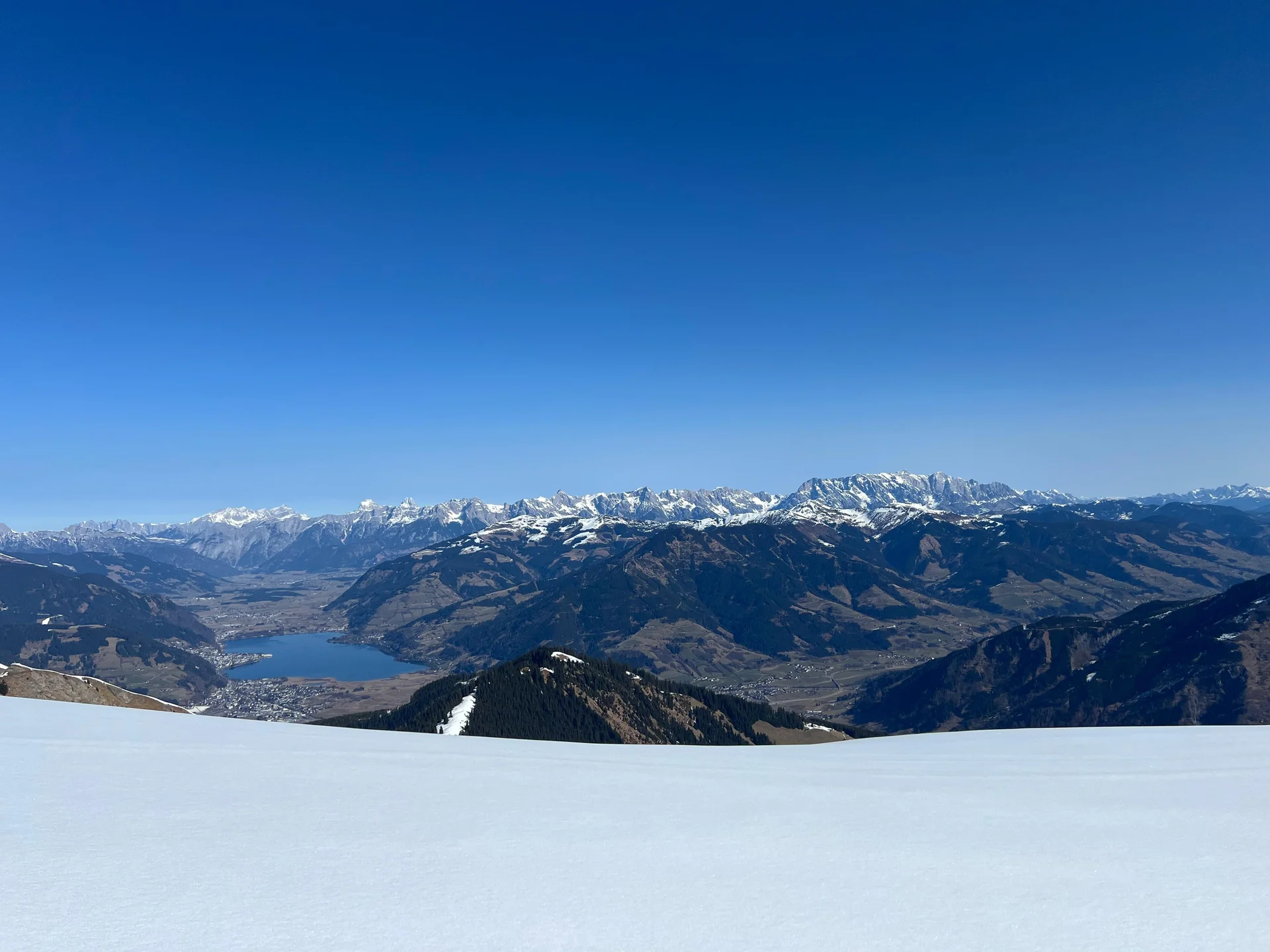 © DAV-Gangkofen - Blick über Zell am See zum Steinern Meer und Hochkönig