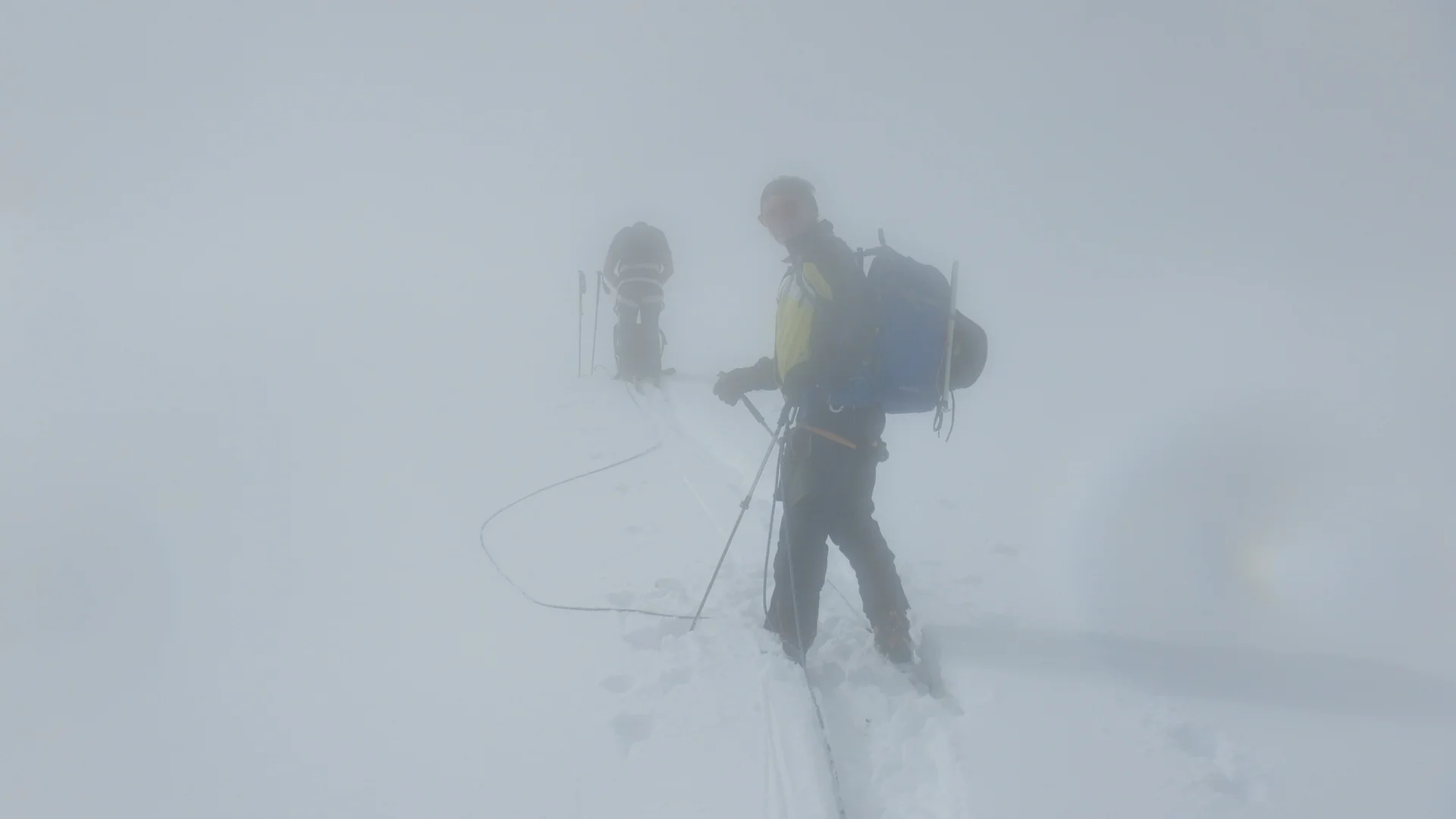 © (DAV-Gangkofen) - Dichter Nebel auf dem Sulztalferner zwang zum Gehen am Seil