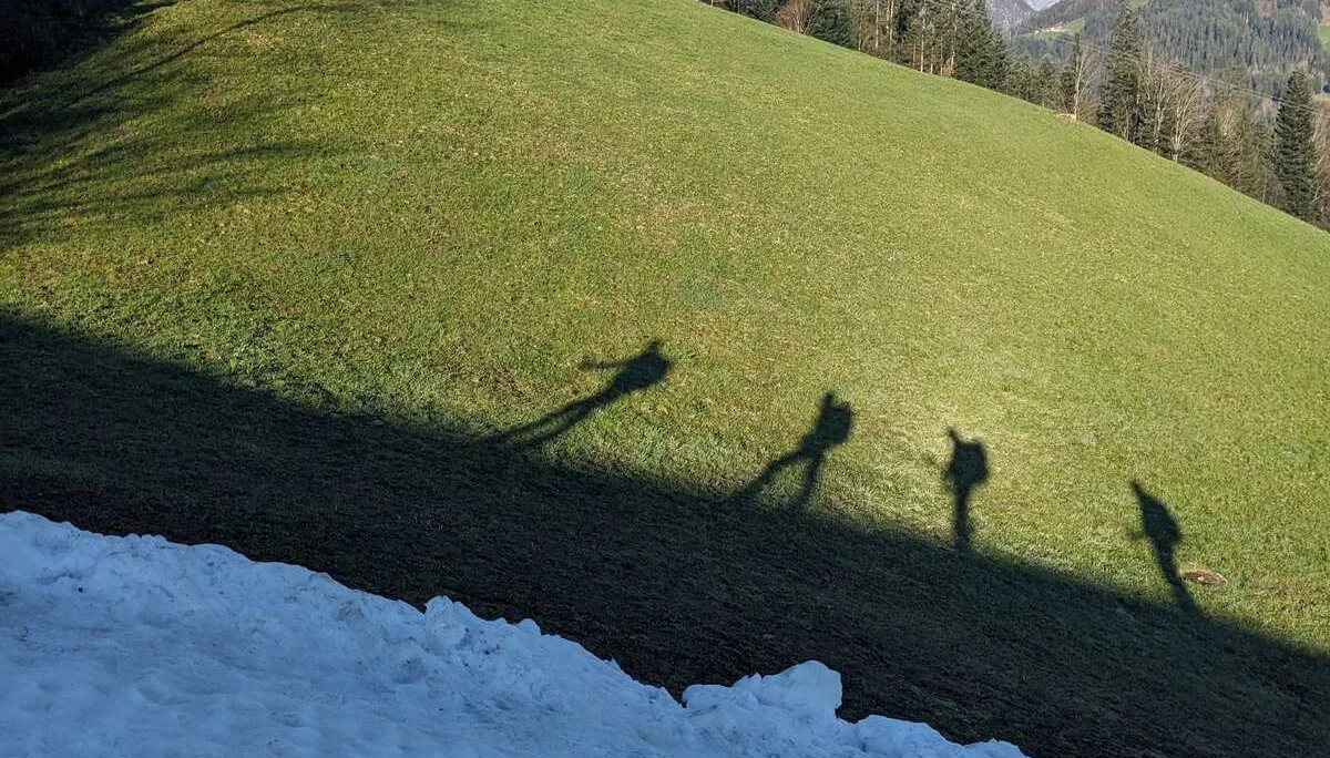© (DAV Gangkofen) Aufstieg auf der Piste - noch im Schatten