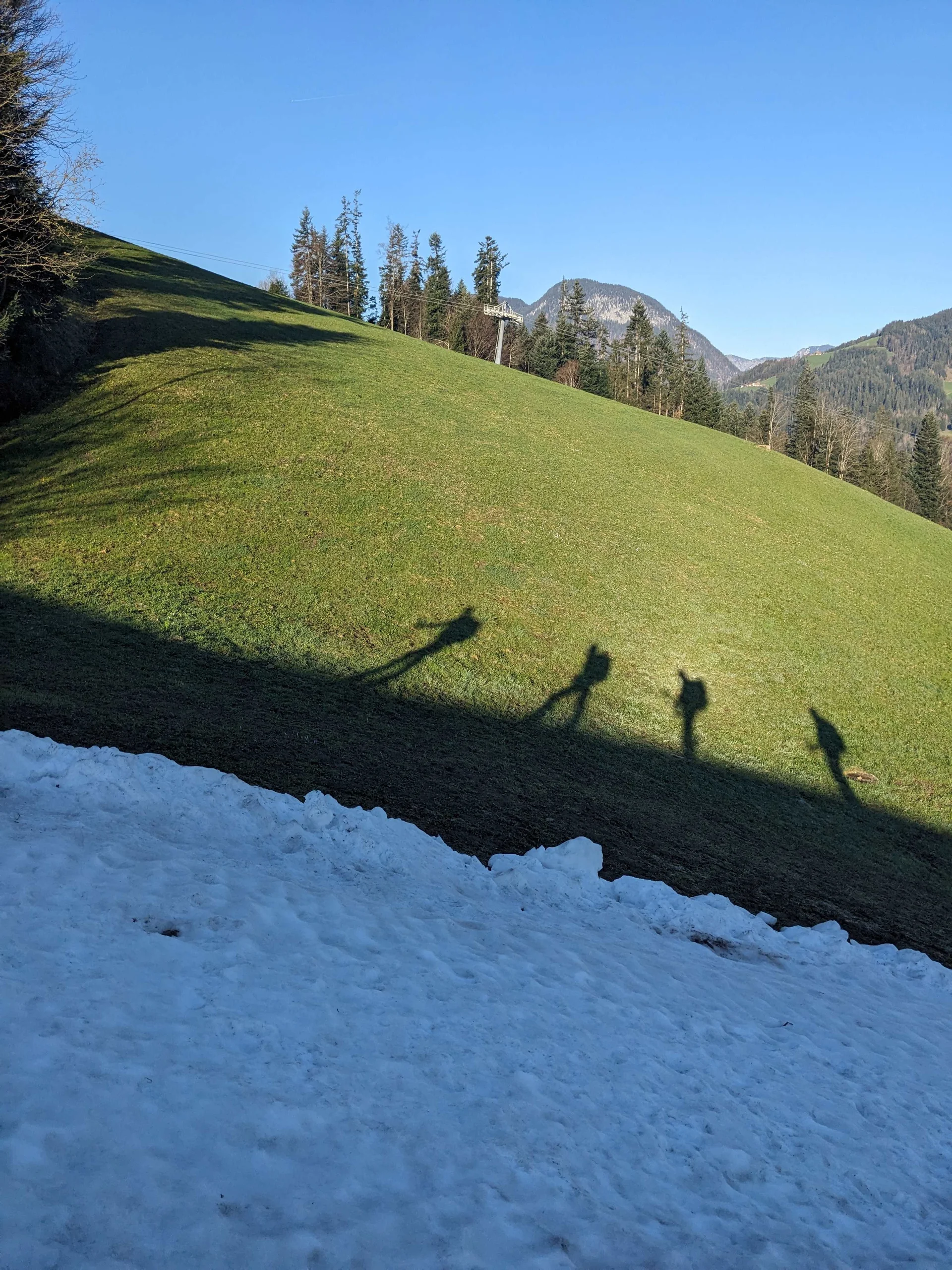 © (DAV Gangkofen) Aufstieg auf der Piste - noch im Schatten