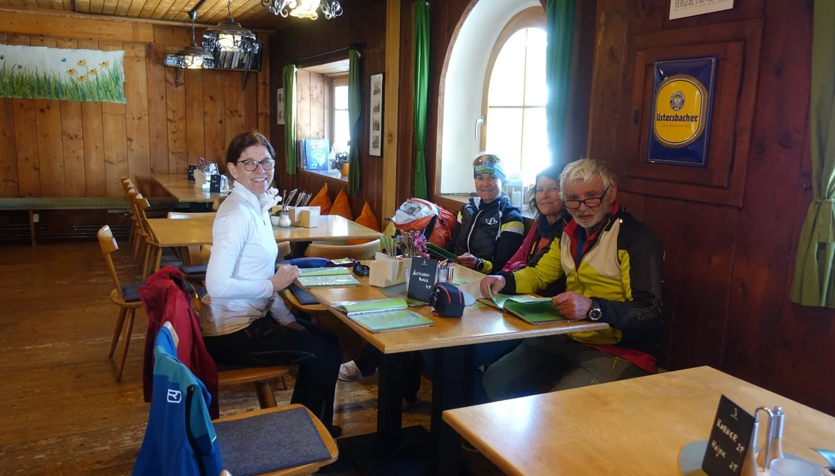 © DAV Gangkofen - Mittagspause auf der Pforzheimer-Hütte