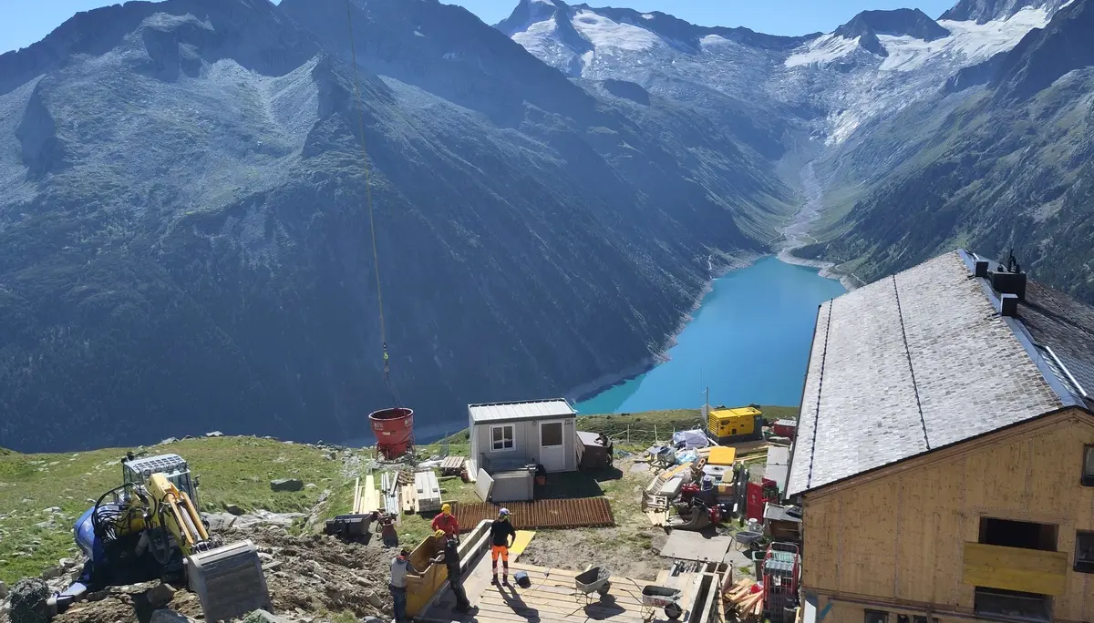 © (DAV-Gangkofen) Großbaustelle auf der Olpererhütte