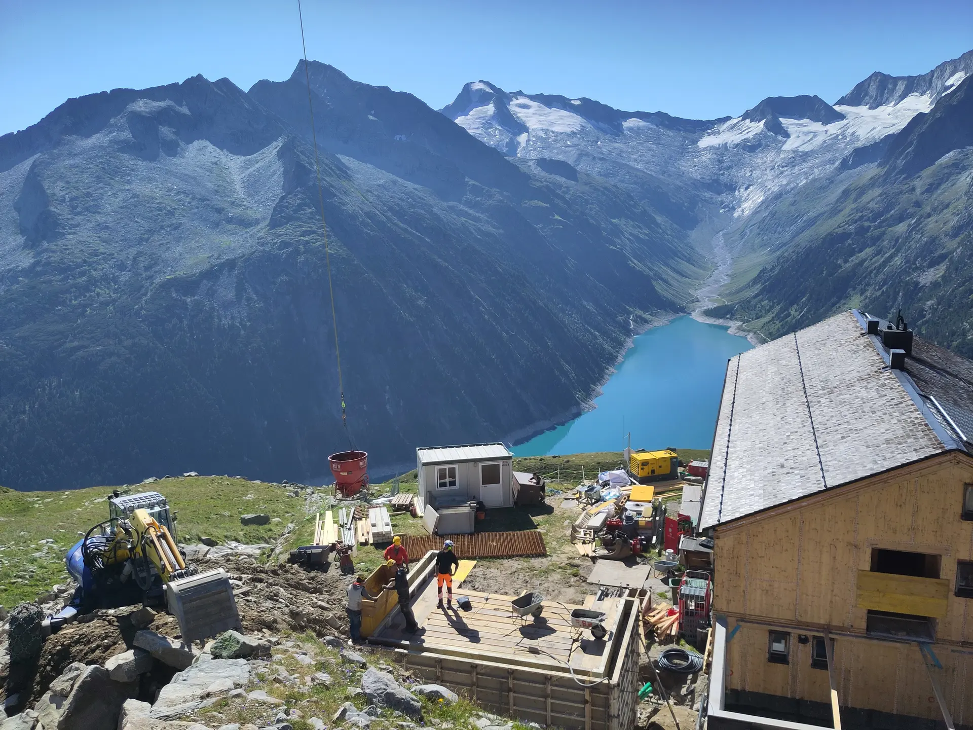 © (DAV-Gangkofen) Großbaustelle auf der Olpererhütte