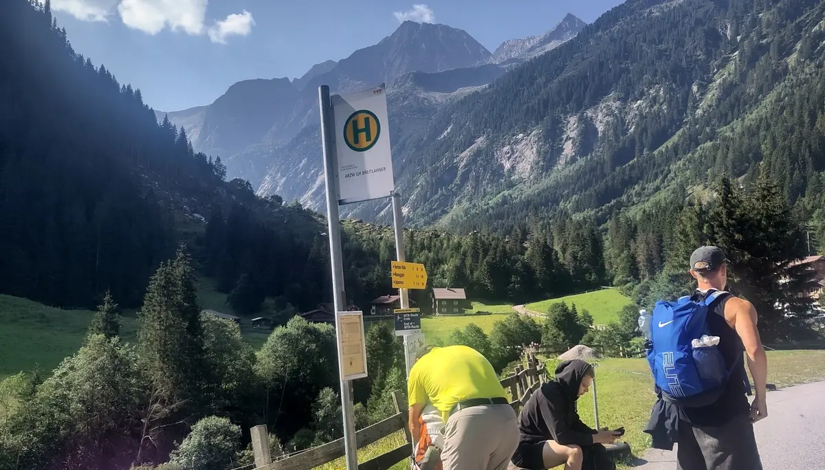 © (DAV-Gangkofen) Warten auf den Bus