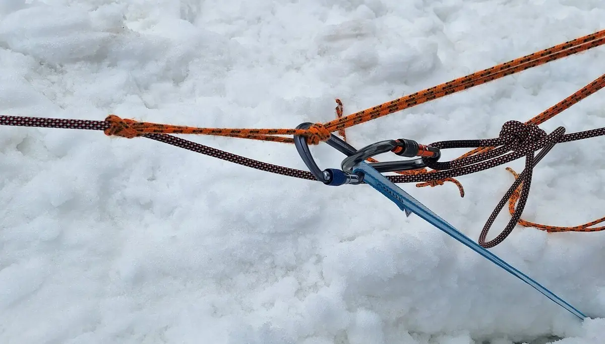 © (DAV-Gangkofen) 3 verschiedene Seil im Karabiner am T-Anker