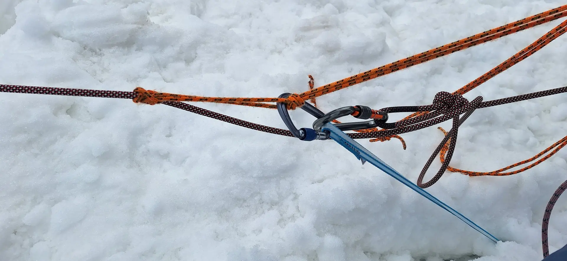 © (DAV-Gangkofen) 3 verschiedene Seil im Karabiner am T-Anker