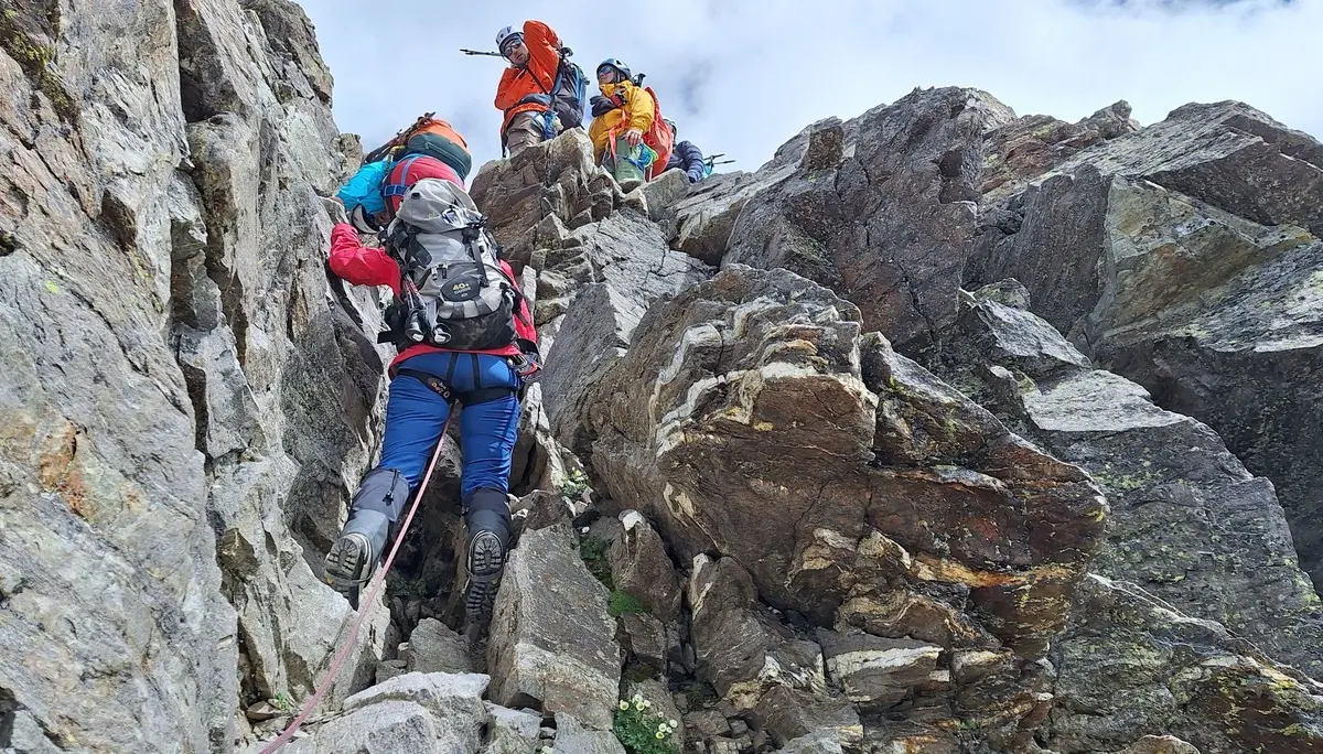 © (DAV-Gangkofen) Kletterpassage UIAA ll zum Gipfel des Piz Buin