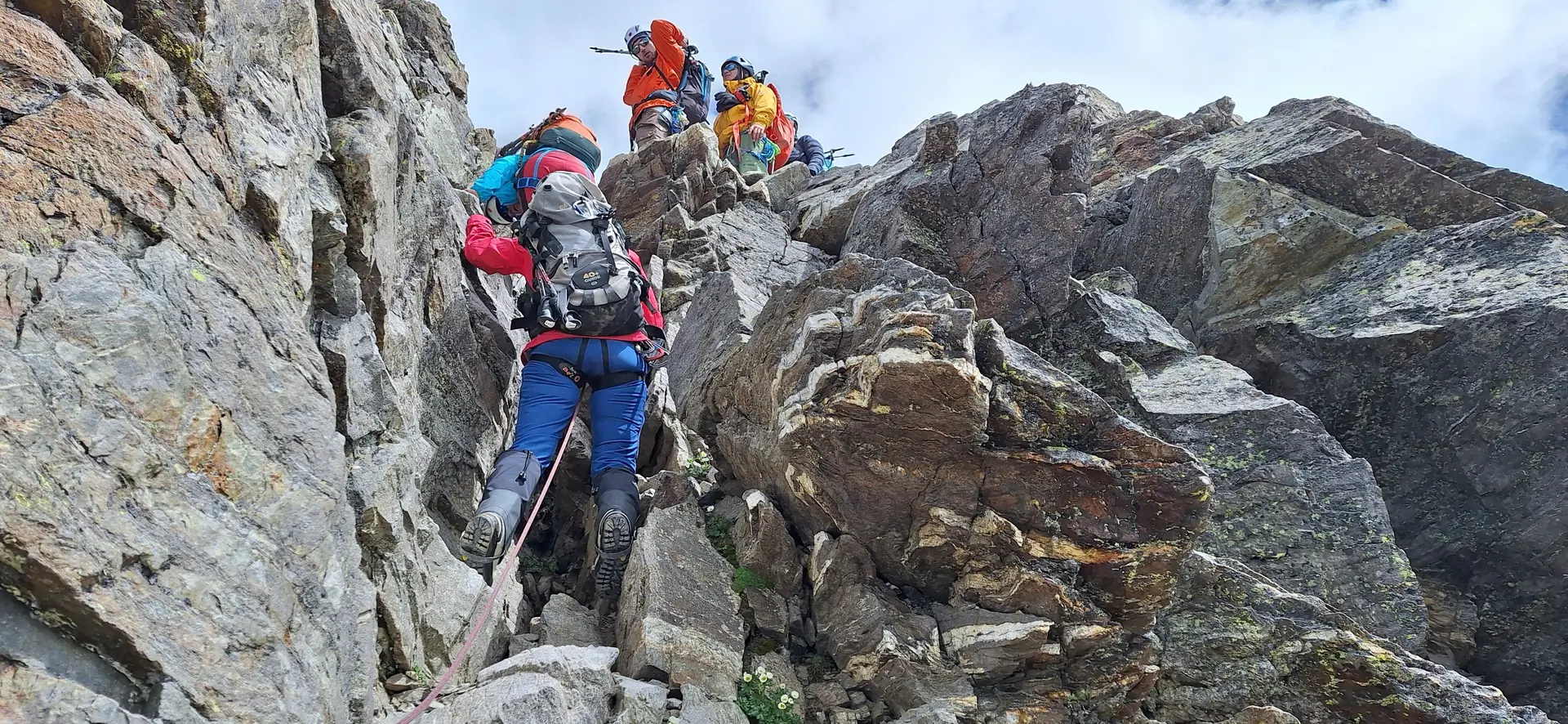 © (DAV-Gangkofen) Kletterpassage UIAA ll zum Gipfel des Piz Buin