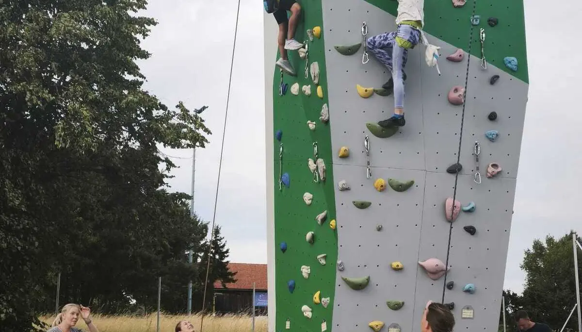 © (DAV Gangkofen) Kletterzwerge am Turm