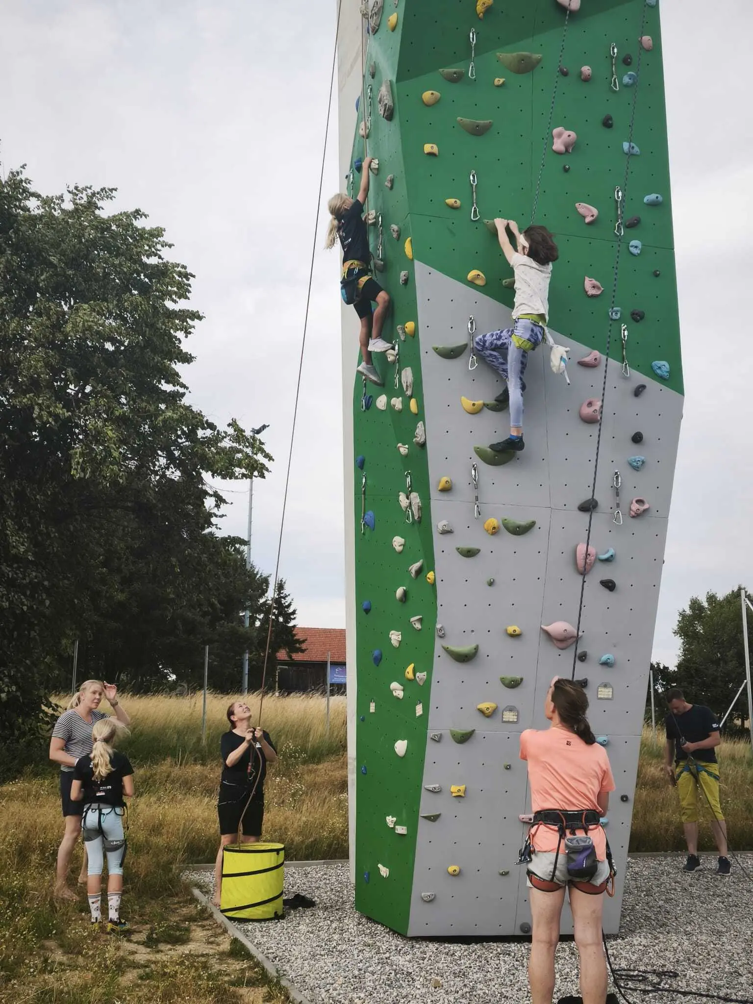 © (DAV Gangkofen) Kletterzwerge am Turm
