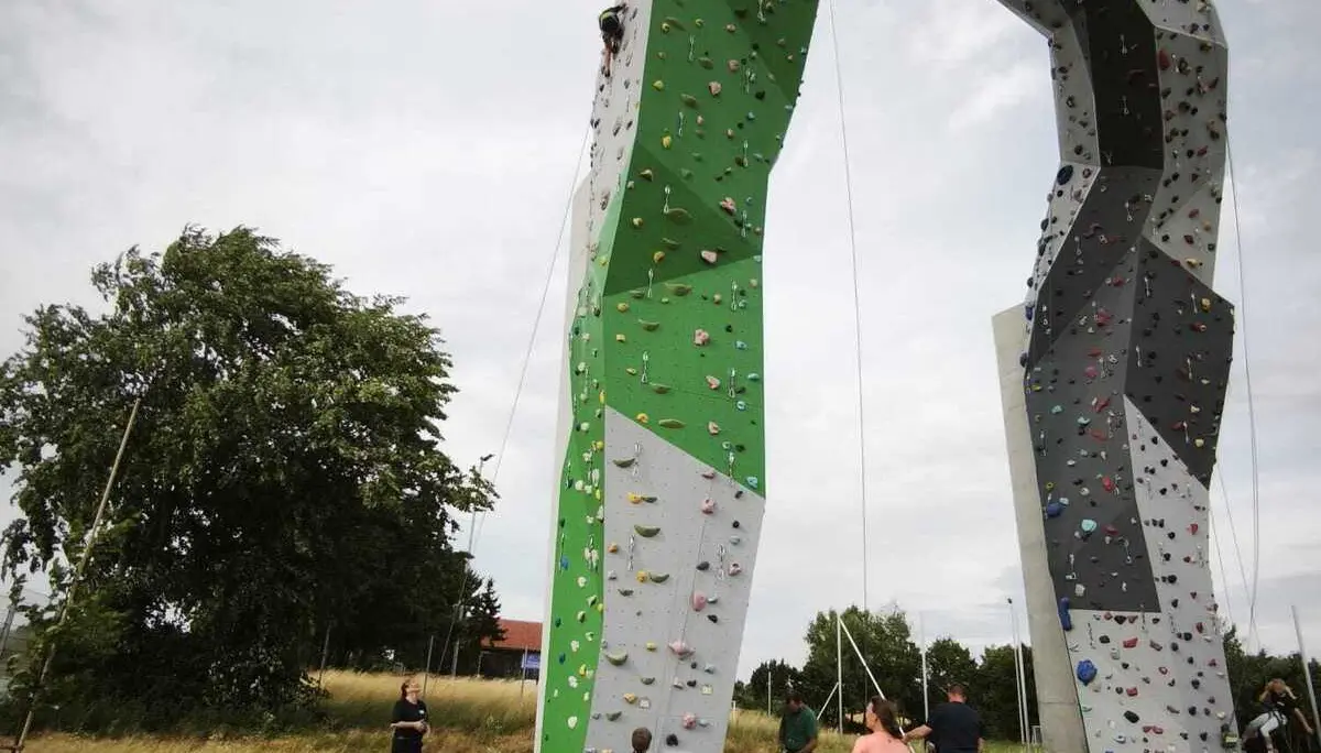 © (DAV Gangkofen) Kletterzwerge am Turm
