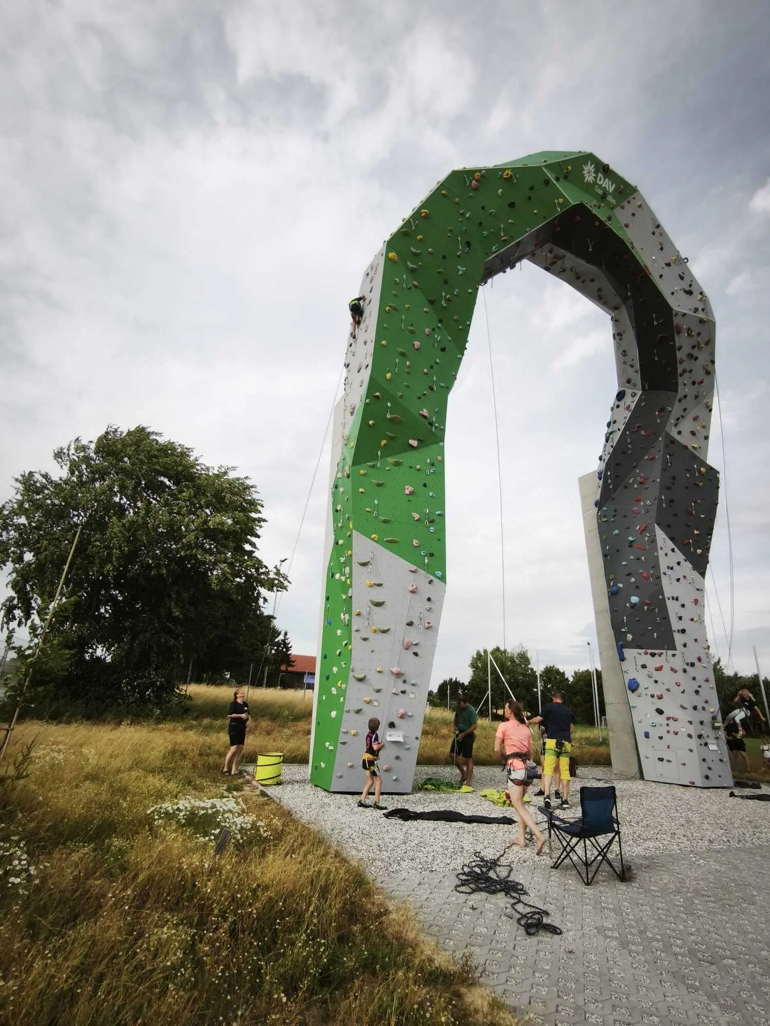 © (DAV Gangkofen) Kletterzwerge am Turm